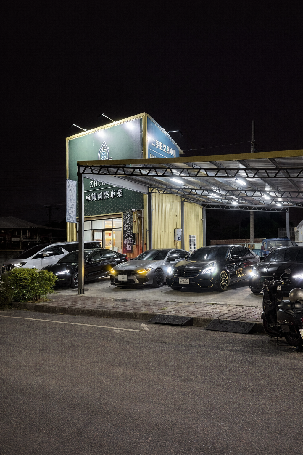 卓耀國際車業夜間門市外觀與在庫車輛