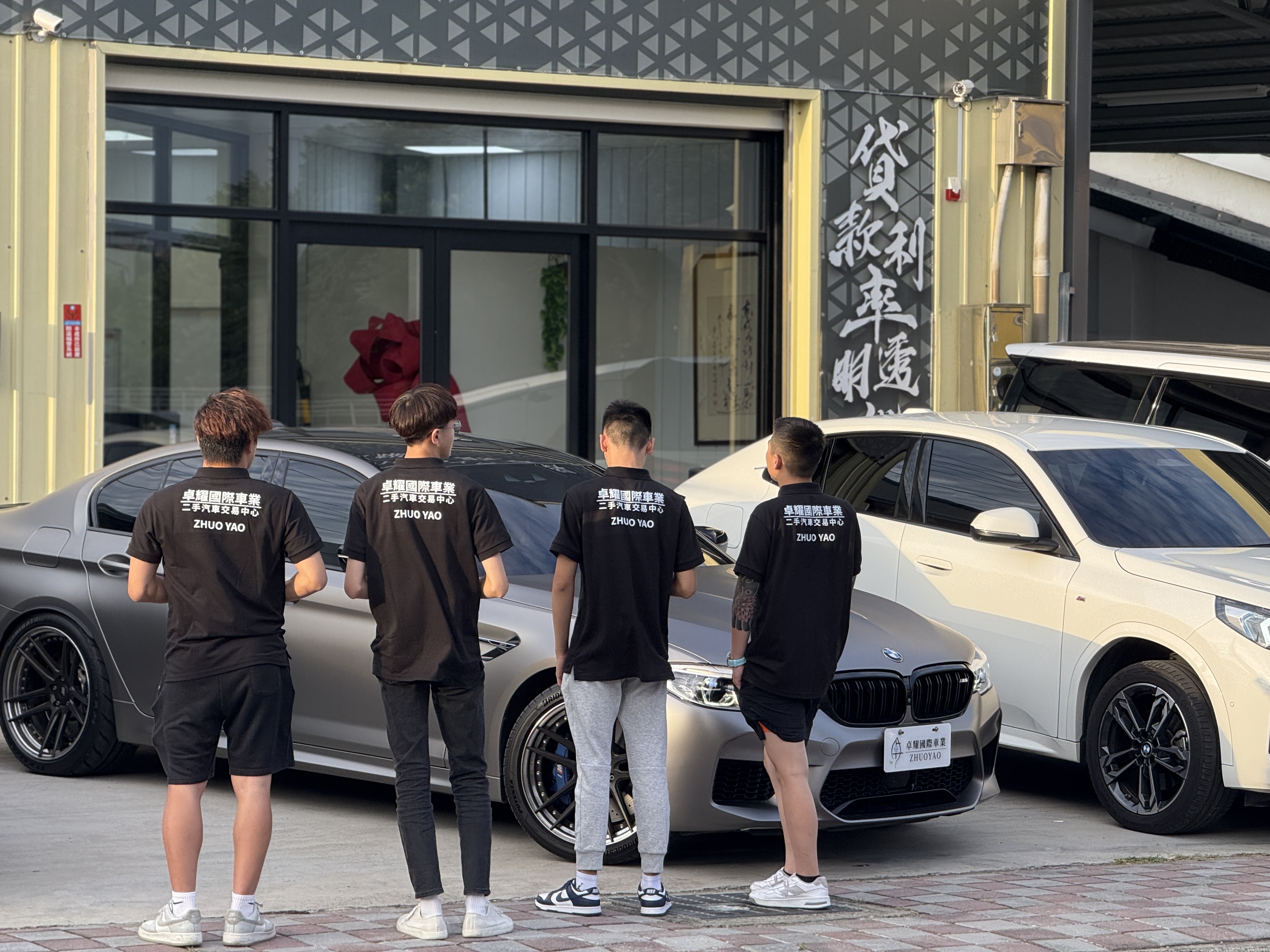 卓耀國際車業服務團隊制服與門市環境