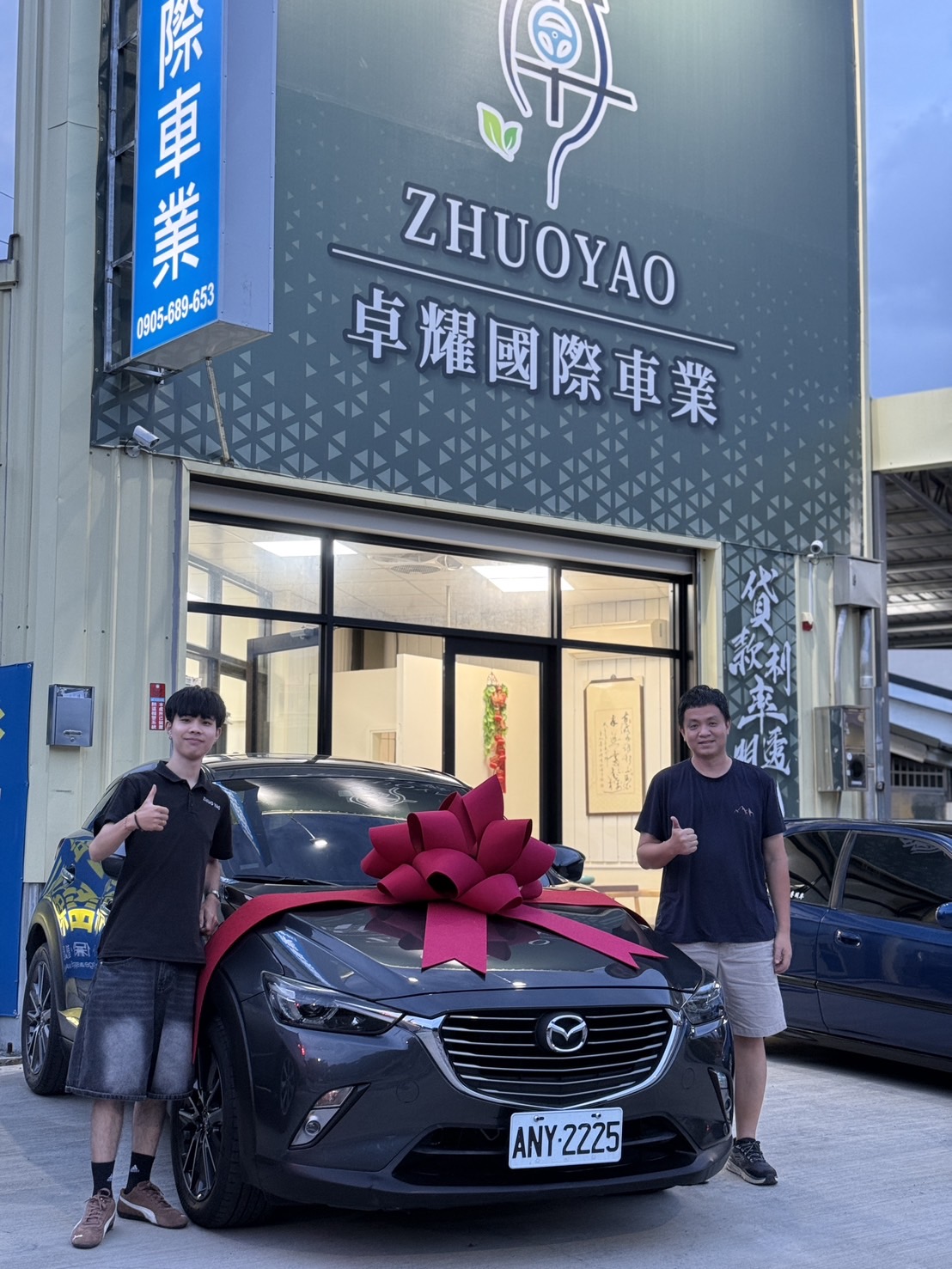客戶於卓耀門市與新車合照